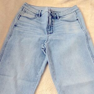 Straight cropped jeans, light washed in like new condition